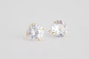 Maxime is a pair of fine earrings made with 18k yellow gold and simulated diamonds.  Crafted in 18k yellow gold, this timeless pair of earrings features round cut simulated diamonds. Maxime will add that extra sparkle to your day or evening occasion.