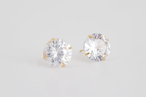 Maxime is a pair of fine earrings made with 18k yellow gold and simulated diamonds.  Crafted in 18k yellow gold, this timeless pair of earrings features round cut simulated diamonds. Maxime will add that extra sparkle to your day or evening occasion.